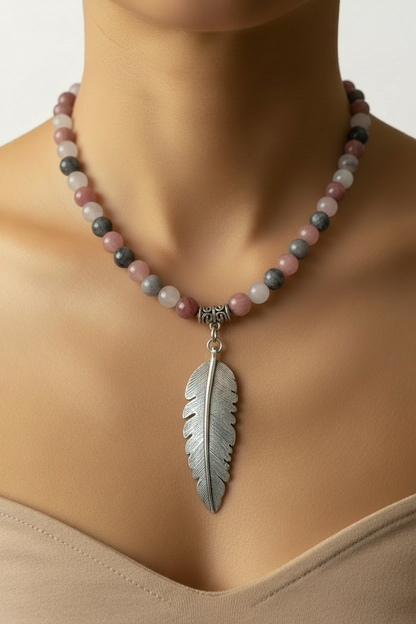 Collana piuma con perle colorate